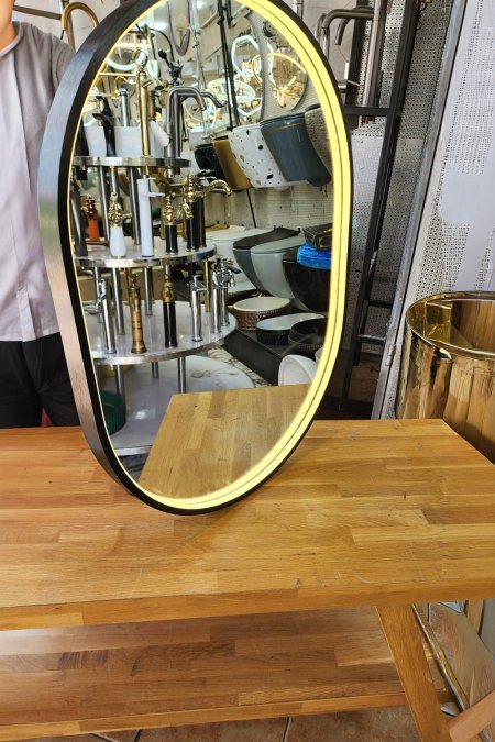 مرآة مضيئة بإطار ستيل مصقول